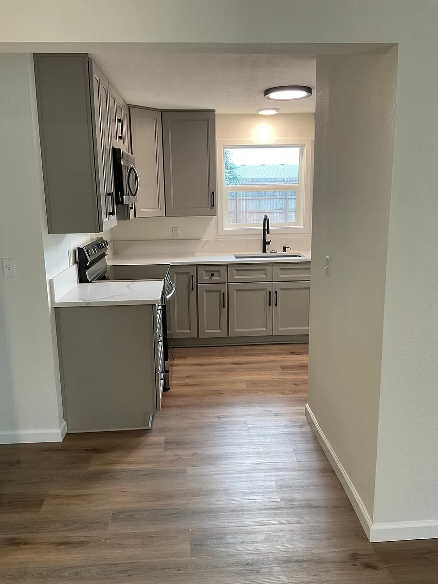 Kitchen - 1550 Holly Ave