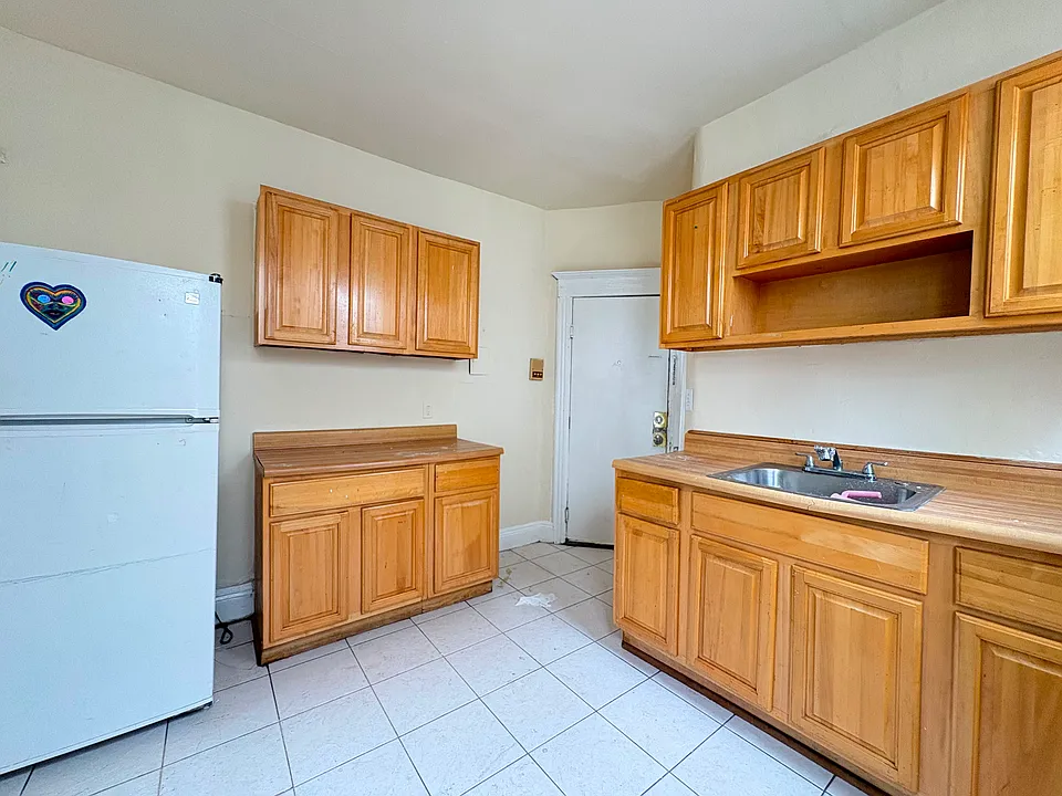 133 W 54th St #4