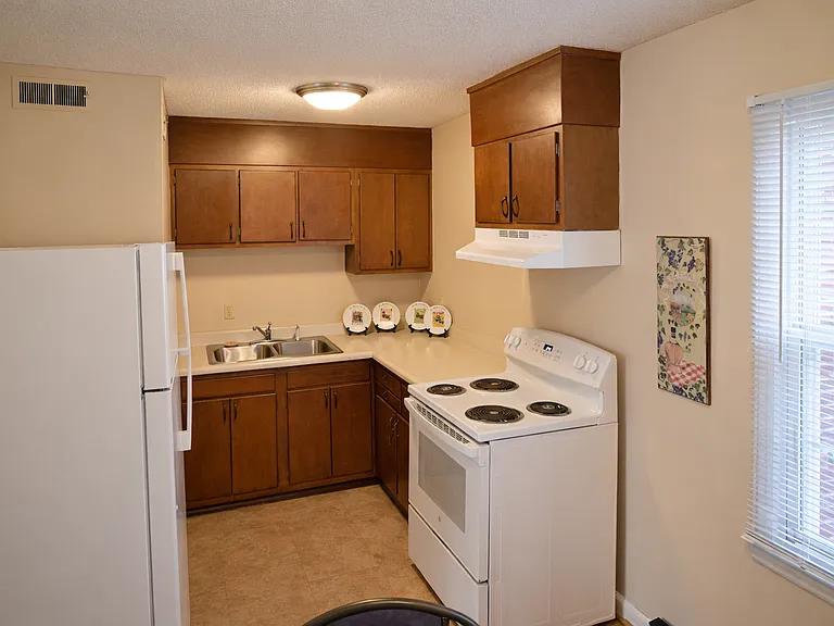 Lake Hill Apartments — Photo 18