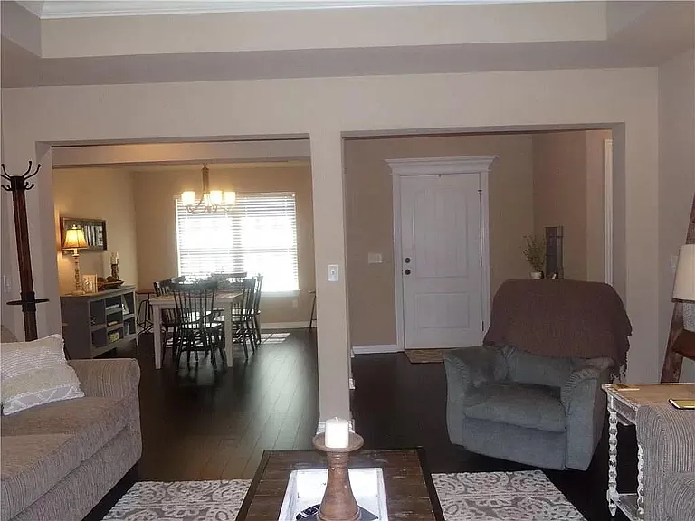 811 E Asher Dr — Photo 4