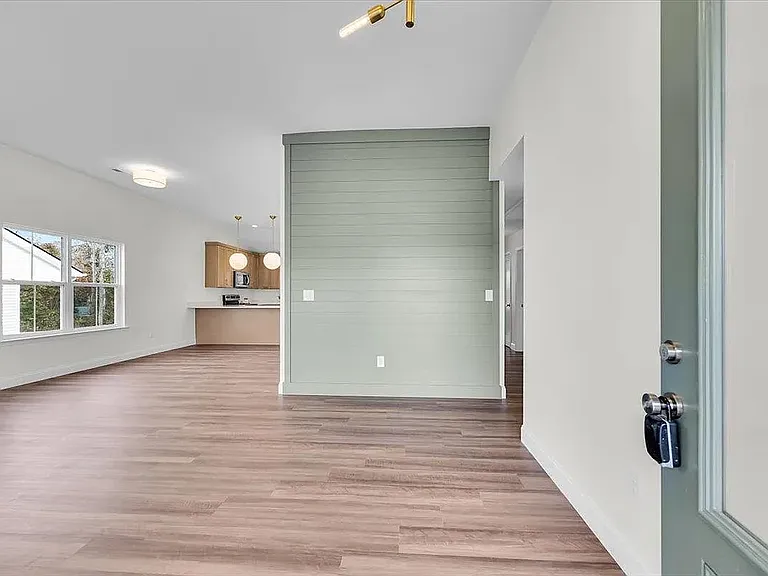 275 Ragan St — Photo 2