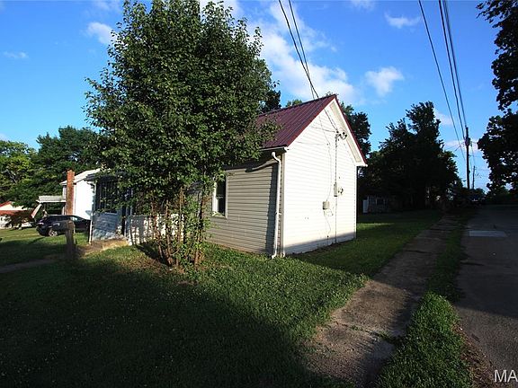 2nd image of 37 Ash St
