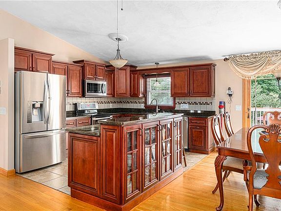 5th image of 91 Bratt Ln