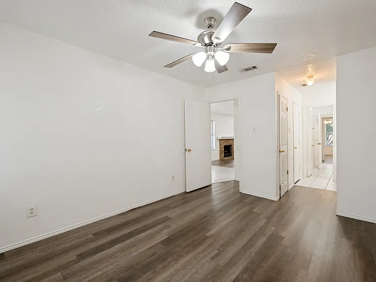 5431 Wild West Dr — Photo 2