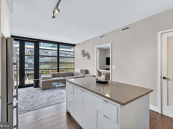 5th image of 1300 4th St SE Unit 205