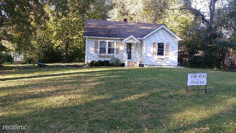 1st image of 1104 NE Maple Dr