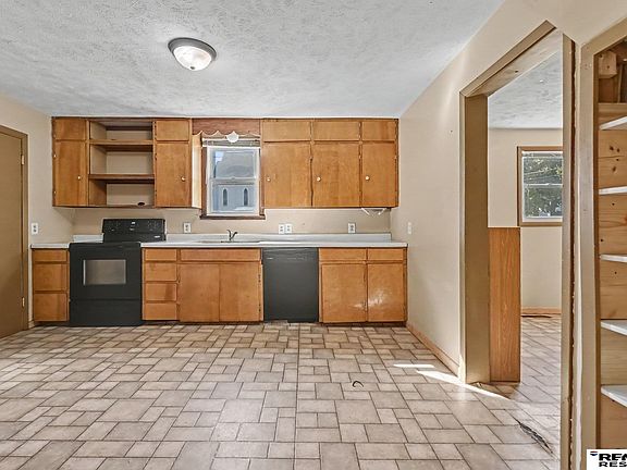 12th image of 825 N Walnut St