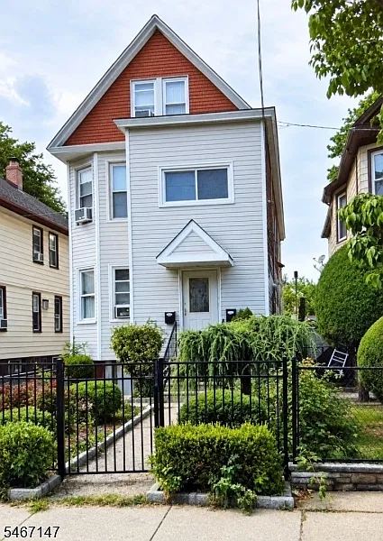 2 bed, 1.0 bath, $2,200 — Photo 1