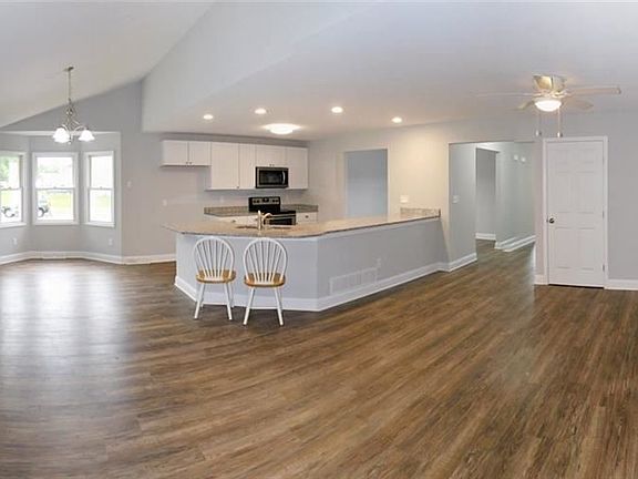 4th image of 4919 Emerald Ln