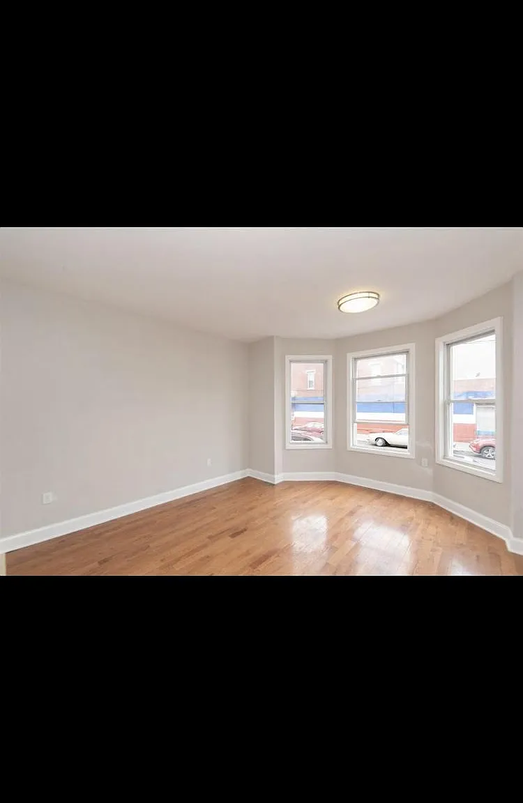 3 bed, 3000 sqft, $2,300 — Photo 3