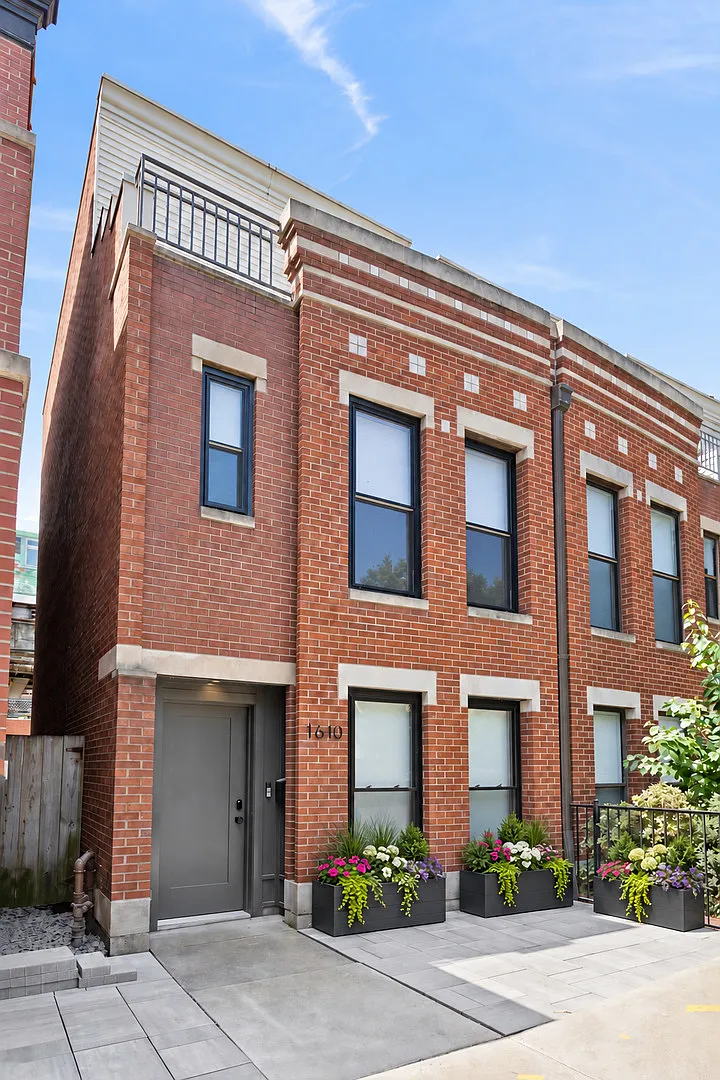 2 bed, $6,500 — Photo 1