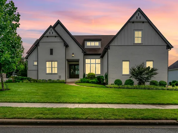 1262 Chloe Dr, Gallatin, TN 37066