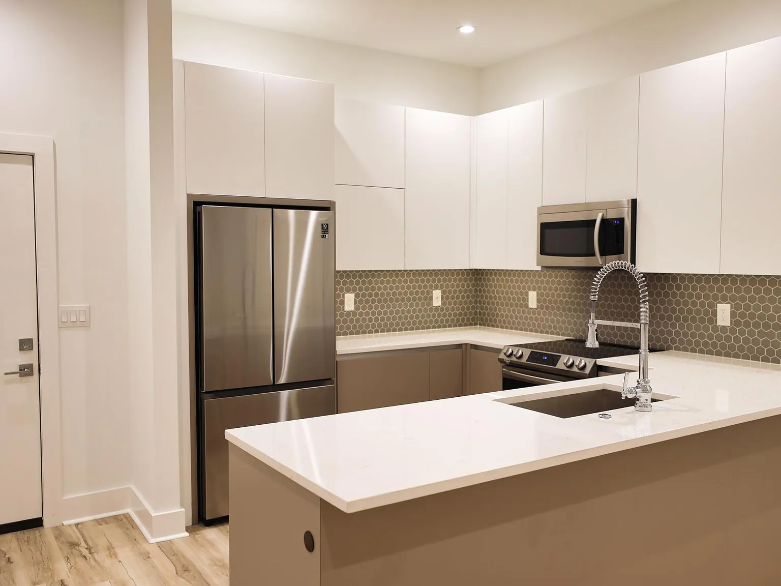 2 bed, 1150 sqft, $2,000 — Photo 2