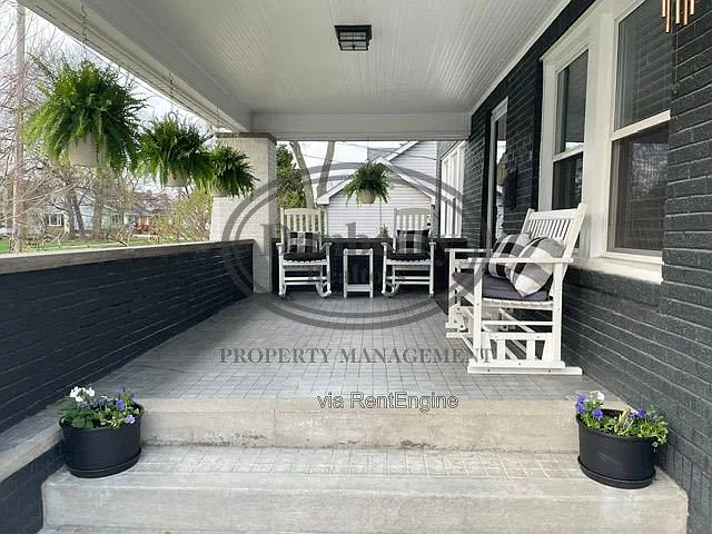 5 bed, 2.5 bath, 2793 sqft, $3,200 — Photo 2