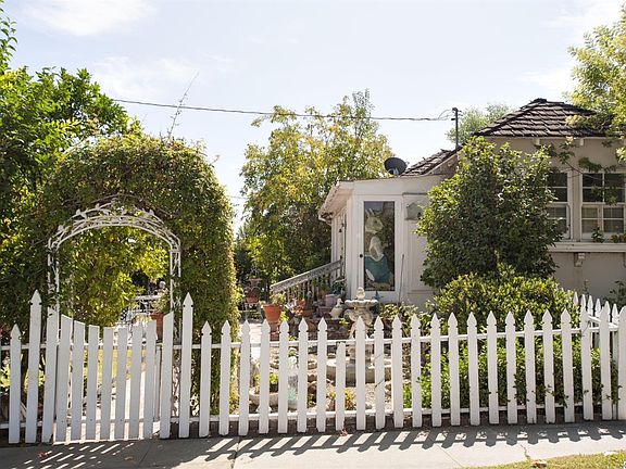 2nd image of 912 N Hidalgo Ave