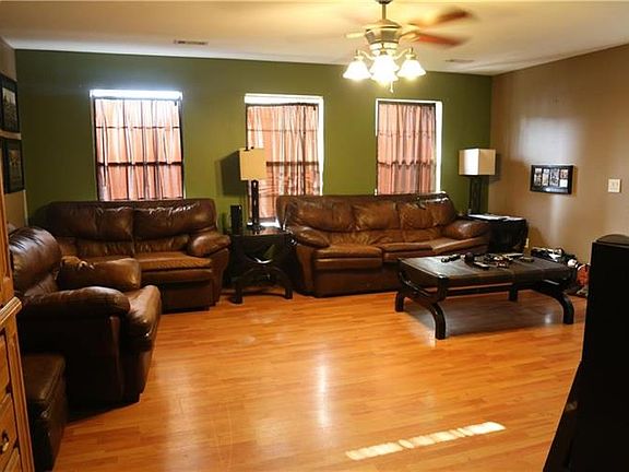 4th image of 2949 W Glenmeadow Dr