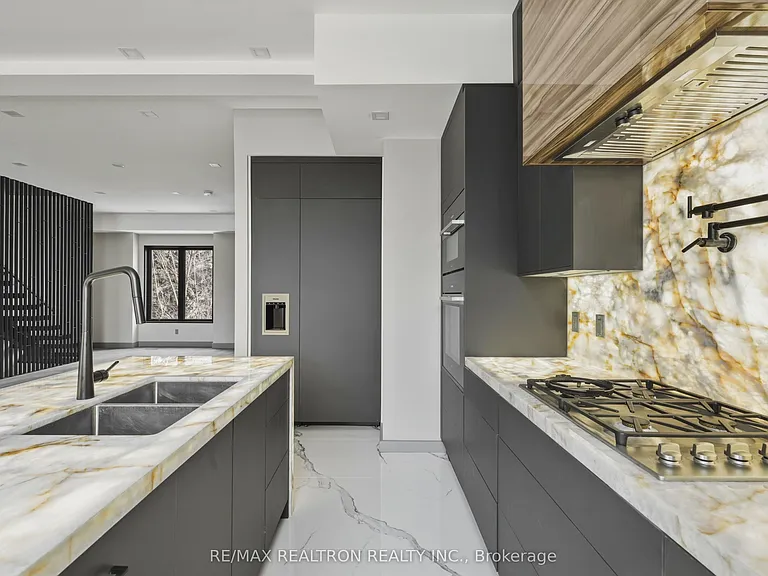 1002 Spadina Rd — Photo 6