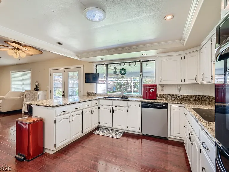 5945 N El Capitan Way — Photo 13