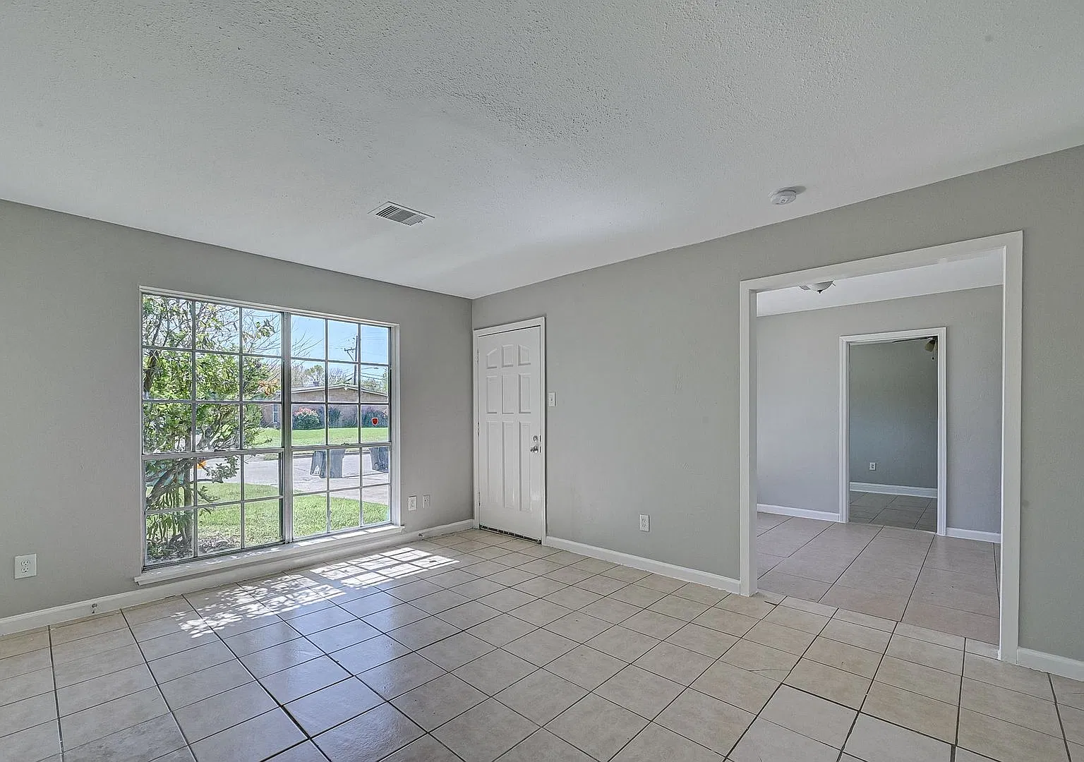 Spacious 4-Bedroom Home with 2 Bathrooms and a Large Yard in Houston! — Photo 2
