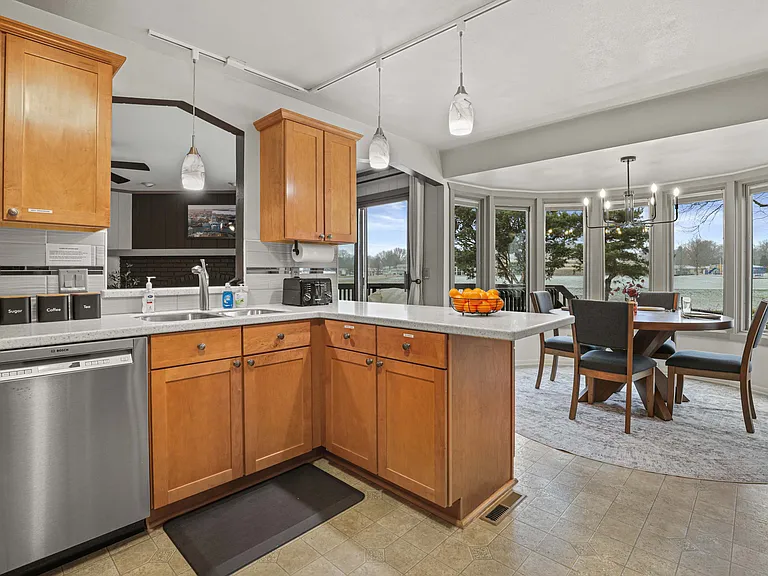 600 Woodview Dr — Photo 28