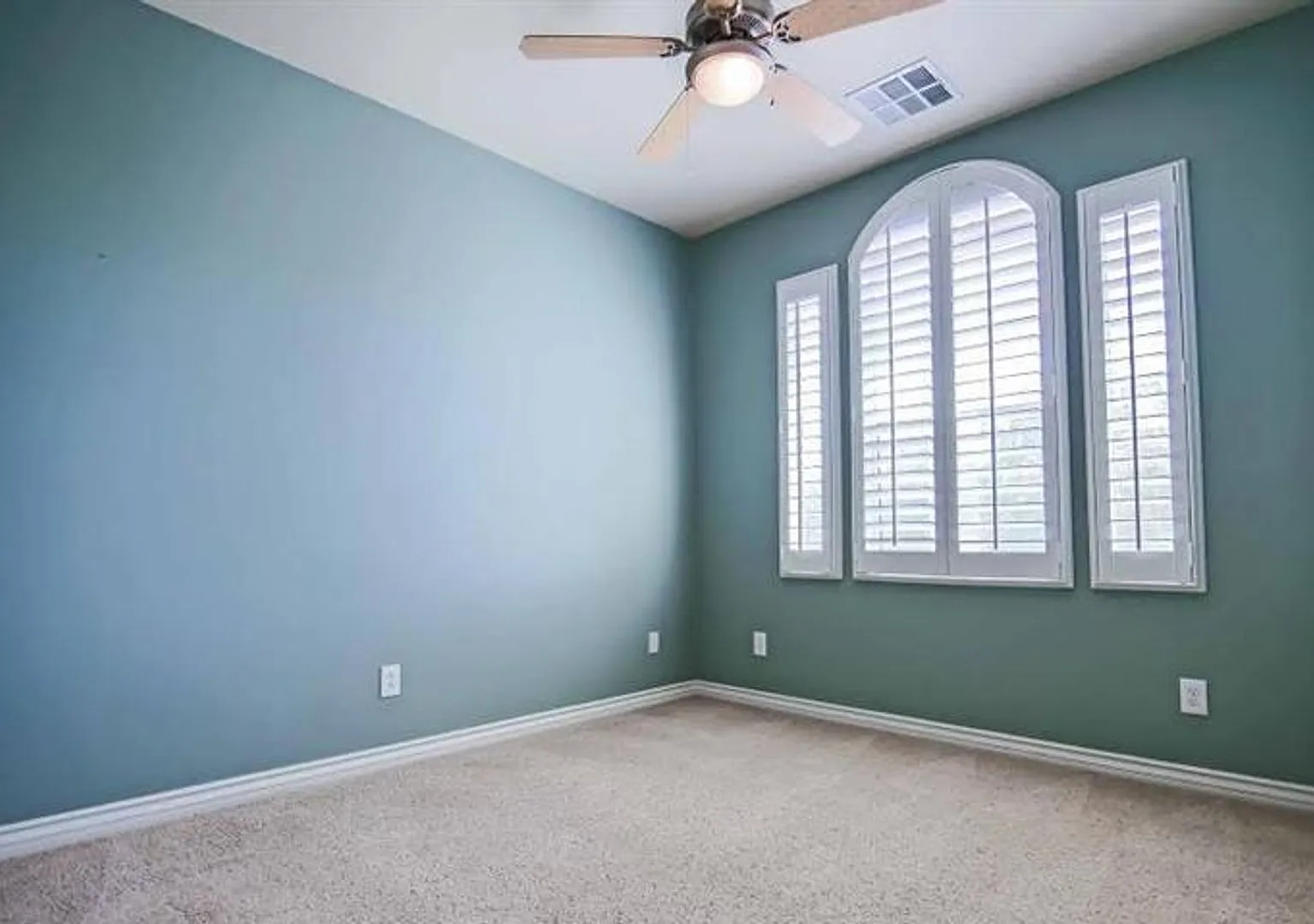 Welcome to this stunning 3-bedroom, 2.5-bathroom home located in the desirable city of Las Vegas! — Photo 3