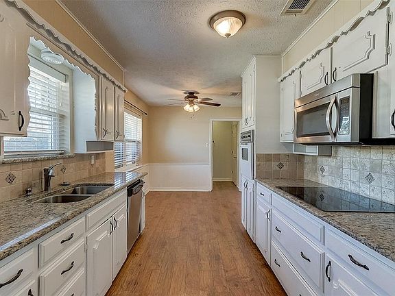 2nd image of 1022 Grove Dr