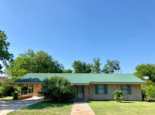 2002 W Dry St, San Saba, TX 76877