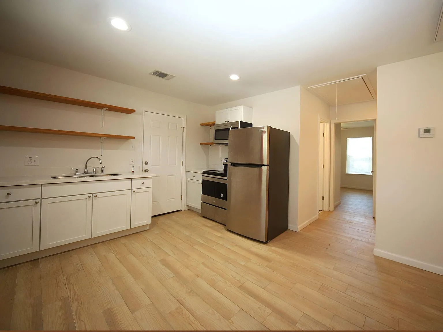 2 bed, 1.0 bath, 700 sqft, $1,200 — Photo 3