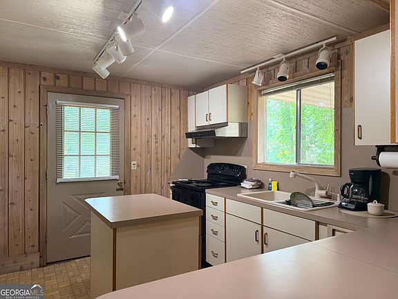 3rd image of 75 Alpine Dr