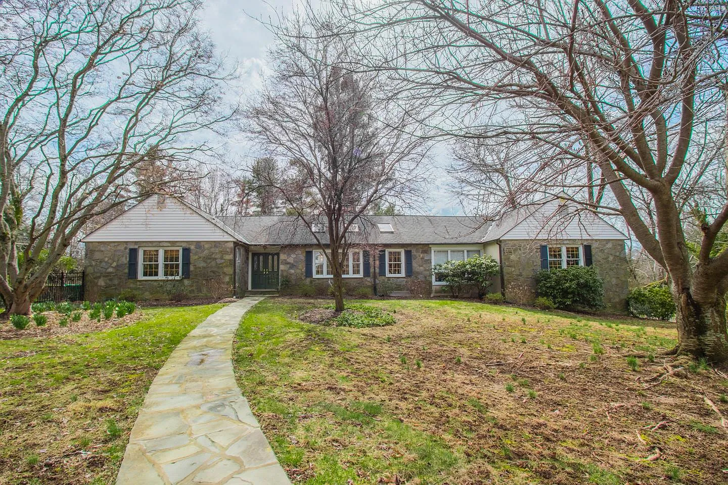 465 Boxwood Rd photo 1