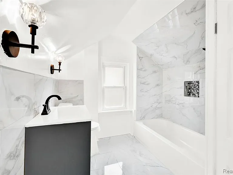 23248 Helen St — Photo 24