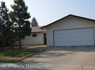 985 W Vieira Ave, Tulare, CA 93274