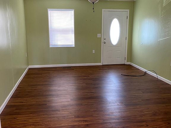 4th image of 562 Storie Ave