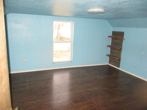 4th image of 102 N Elm St