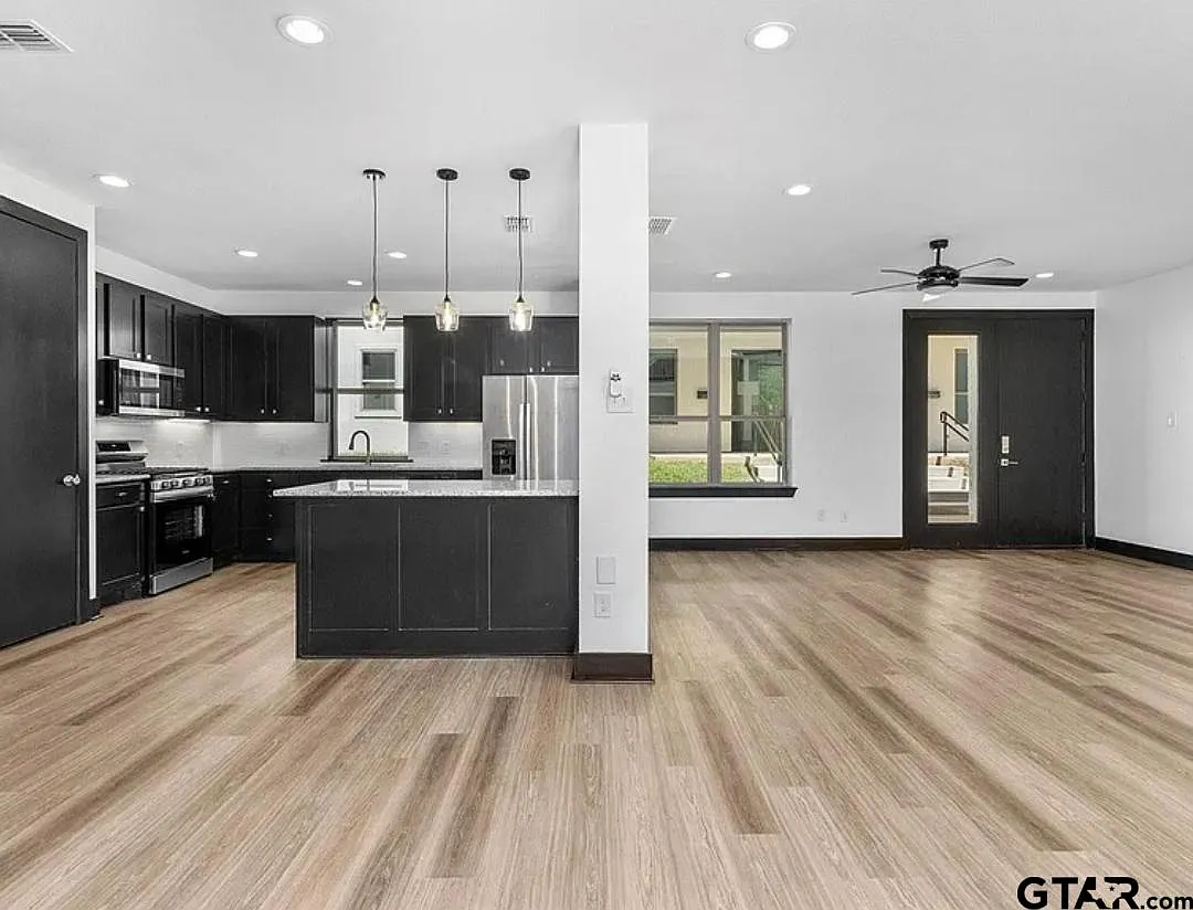 3 bed, 2.5 bath, 2034 sqft, $2,500 — Photo 4