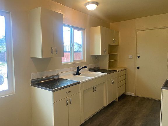 5th image of 4856 Morales St