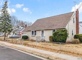 14 Ferney St, Hicksville, NY 11801