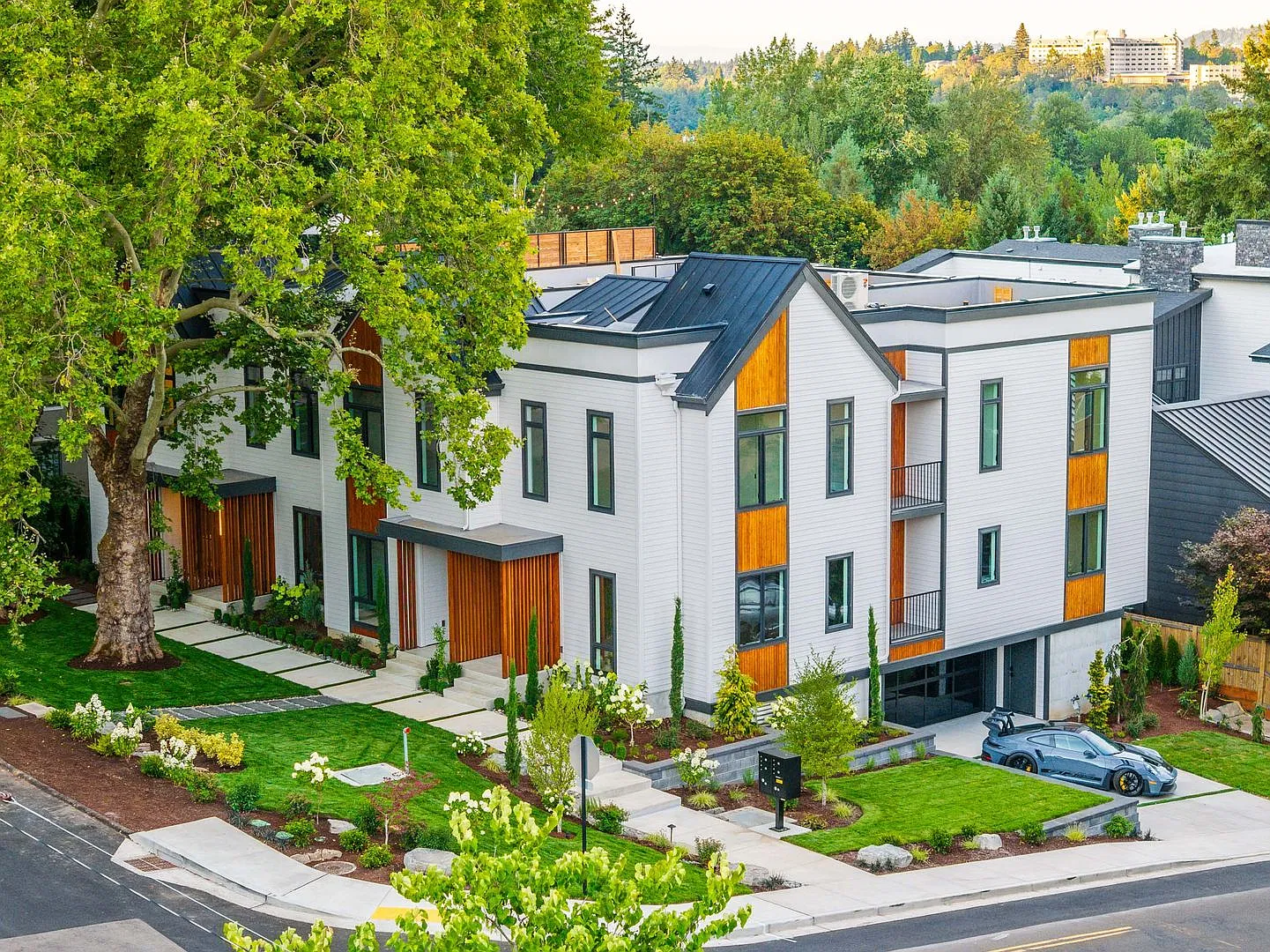Skyview Townhome: Luxury Living in Lake Oswego's Premier First Addition Neighborhood — Photo 2