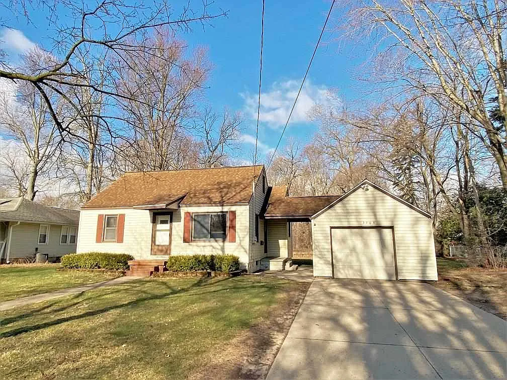 3 bed, 1.0 bath, 1112 sqft, $1,300 — Photo 1
