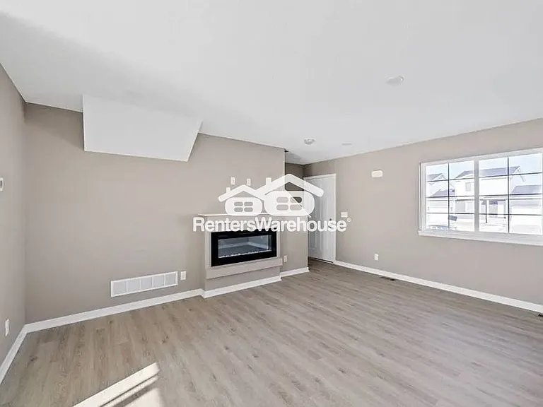 104 E Sycamore St — Photo 8