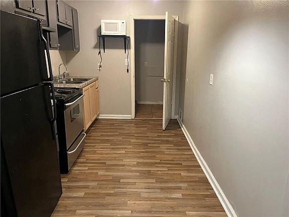5th image of 841 Larkin Ln SW #1