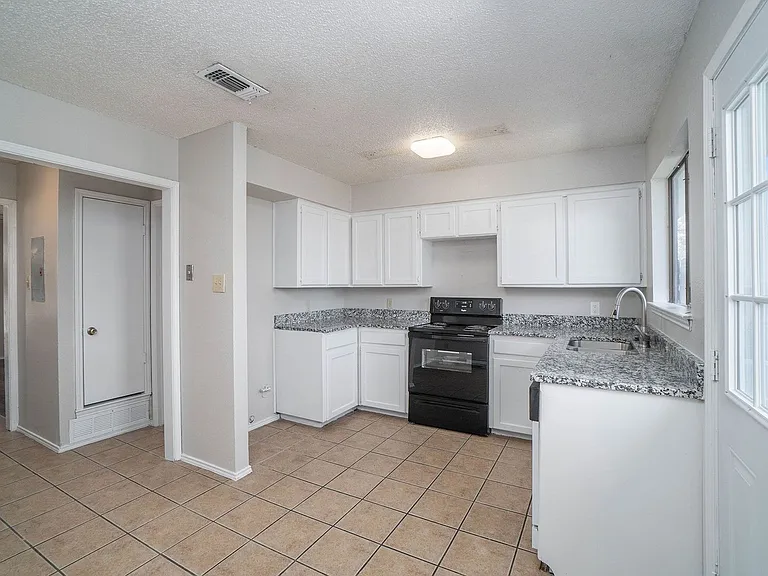 3301 Aurora St #B — Photo 10