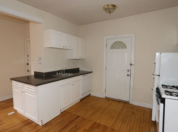 3rd image of 3720 N Pine Grove Ave APT 3W