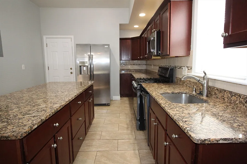 2 bed, 2.0 bath, 1400 sqft, $2,500 — Photo 2