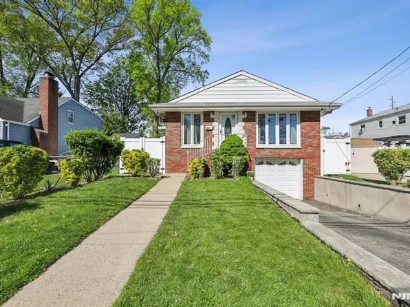 96 Woods Ave, Bergenfield, NJ 07621