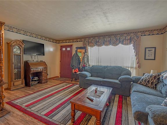 4th image of 1410 Hillcrest Dr