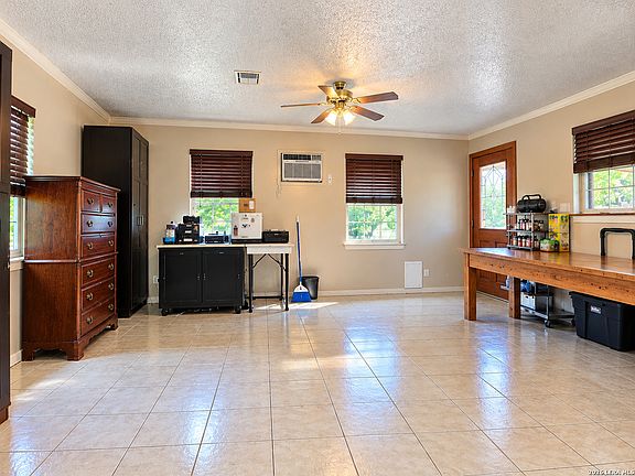 3rd image of 807 Frio