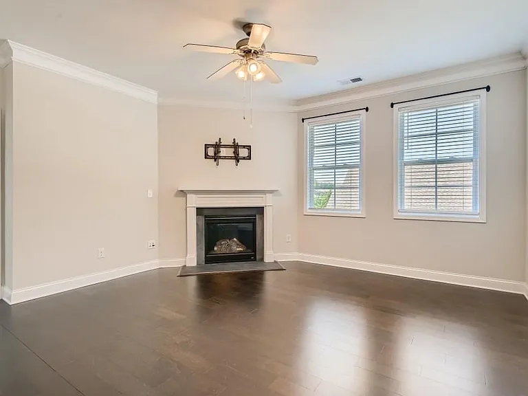 Gas fireplace!