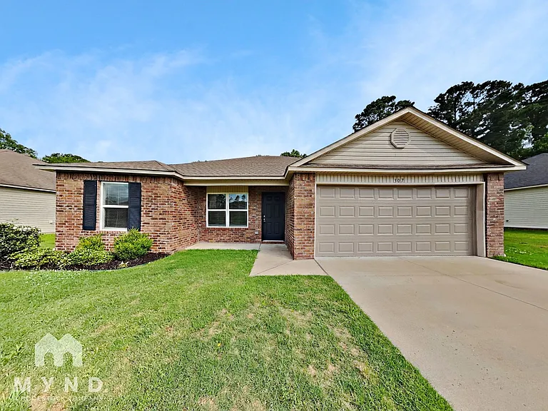 307 Westwood Dr — Photo 2