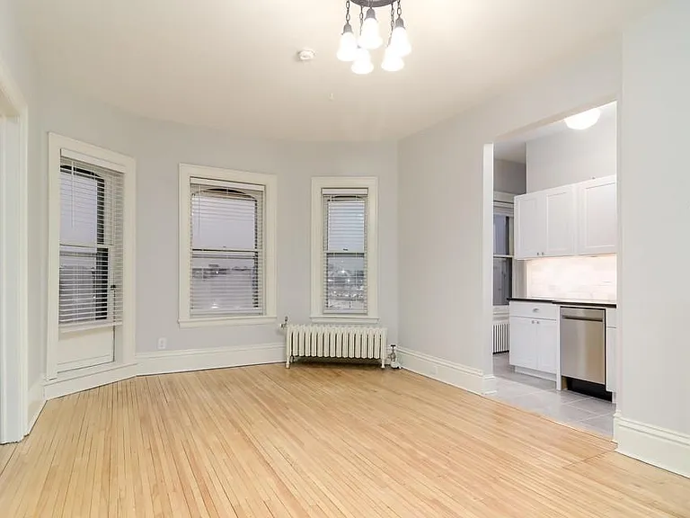 Lowry Hill Apartments — Photo 15